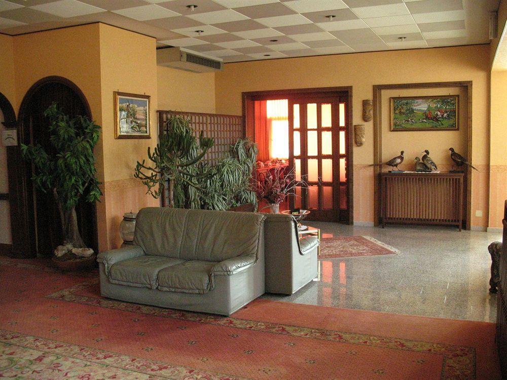 Hotel Royal Вивероне Екстериор снимка