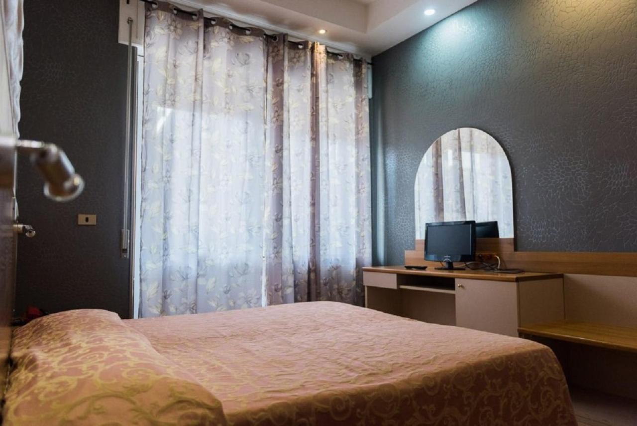 Hotel Royal Вивероне Екстериор снимка