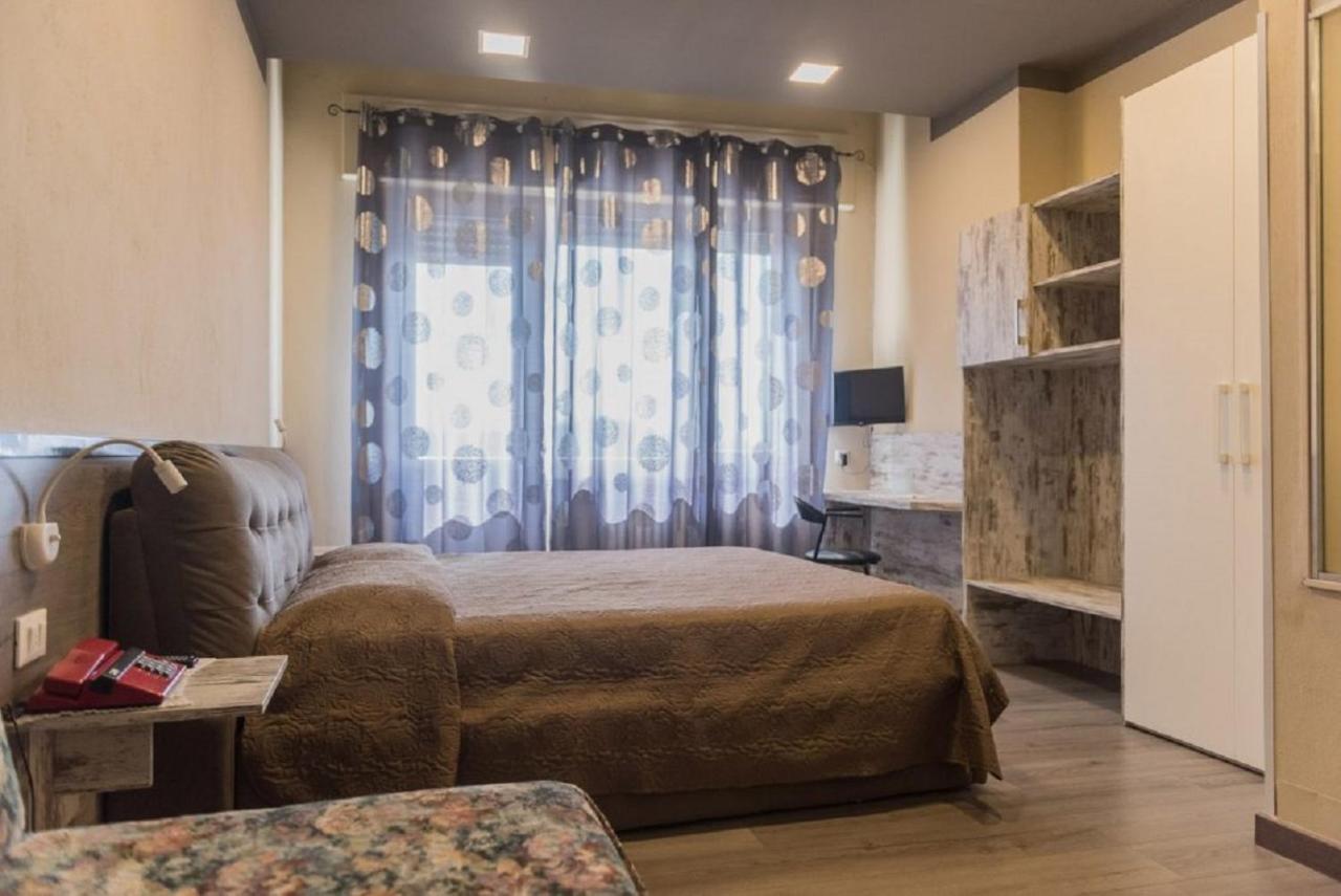 Hotel Royal Вивероне Екстериор снимка